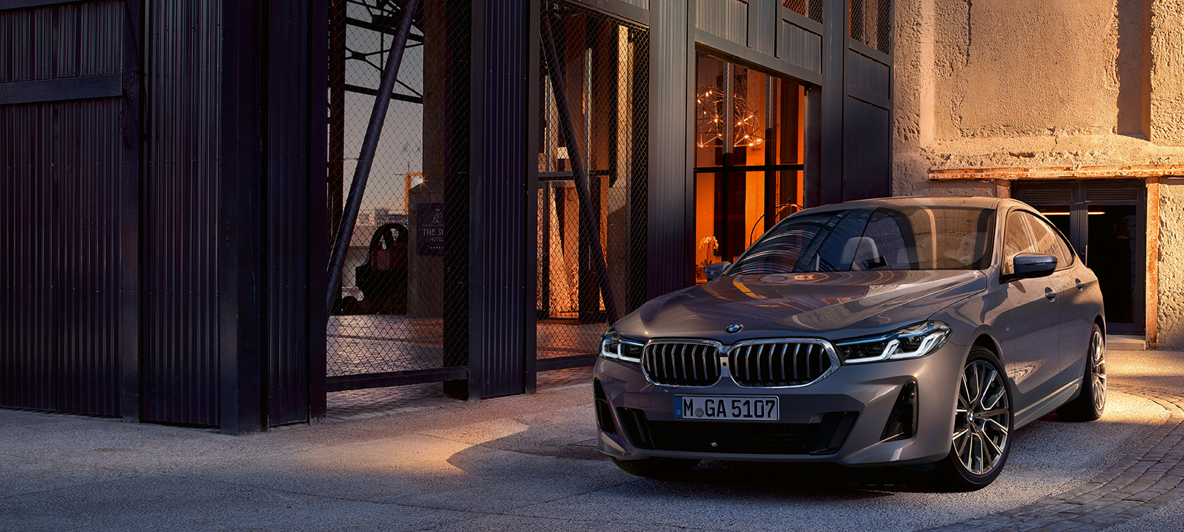 BMW 6er Gran Turismo G32 2020 BMW 6er Gran Turismo 640i xDrive G32 2020 Berninagrau Dreiviertel-Frontansicht stehend in Halle