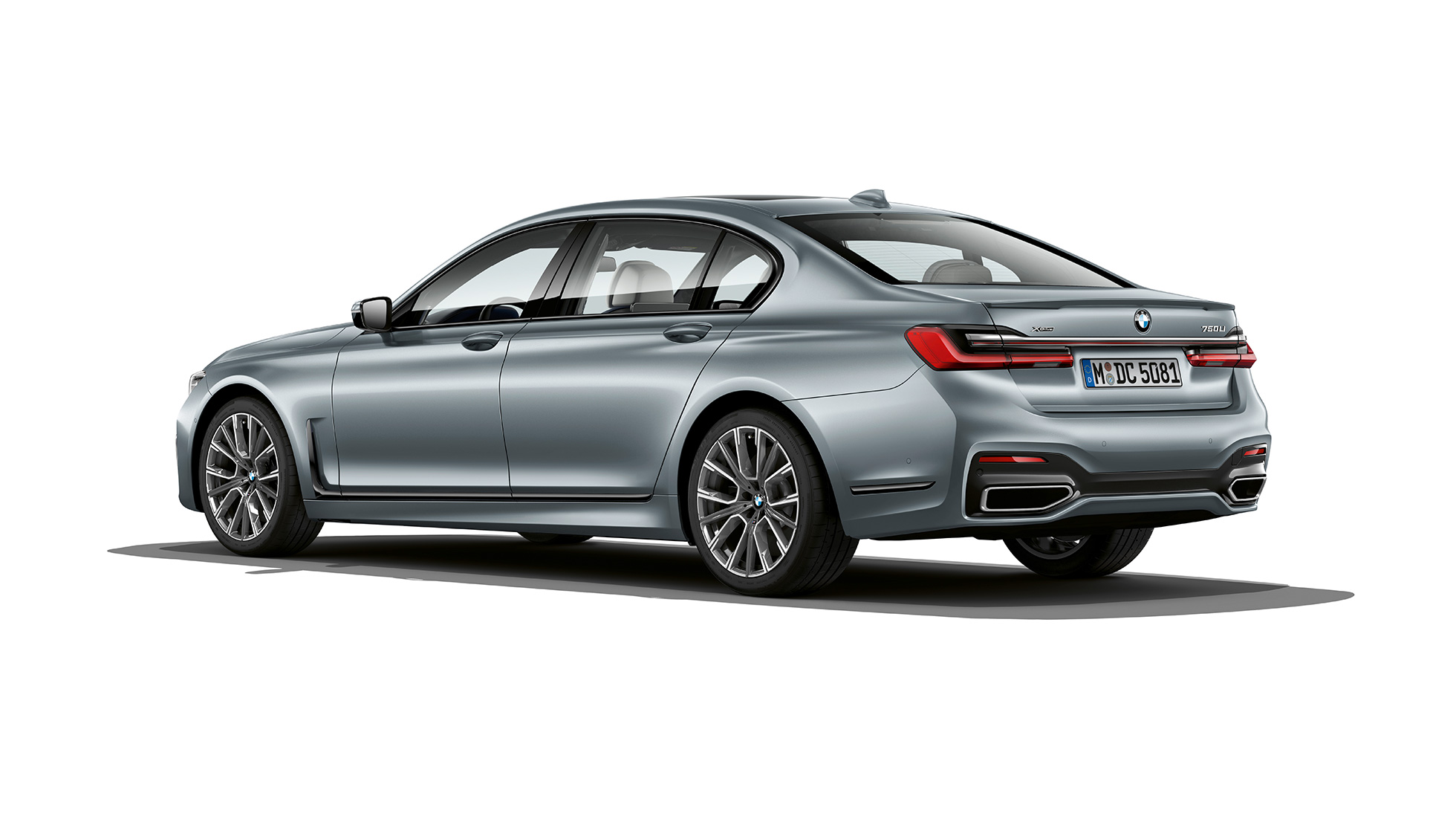 BMW 7er Limousine M Sportpaket, Dreiviertel-Heckansicht Graue BMW 7er Limousine M Sportpaket in der Dreiviertel-Heckansicht