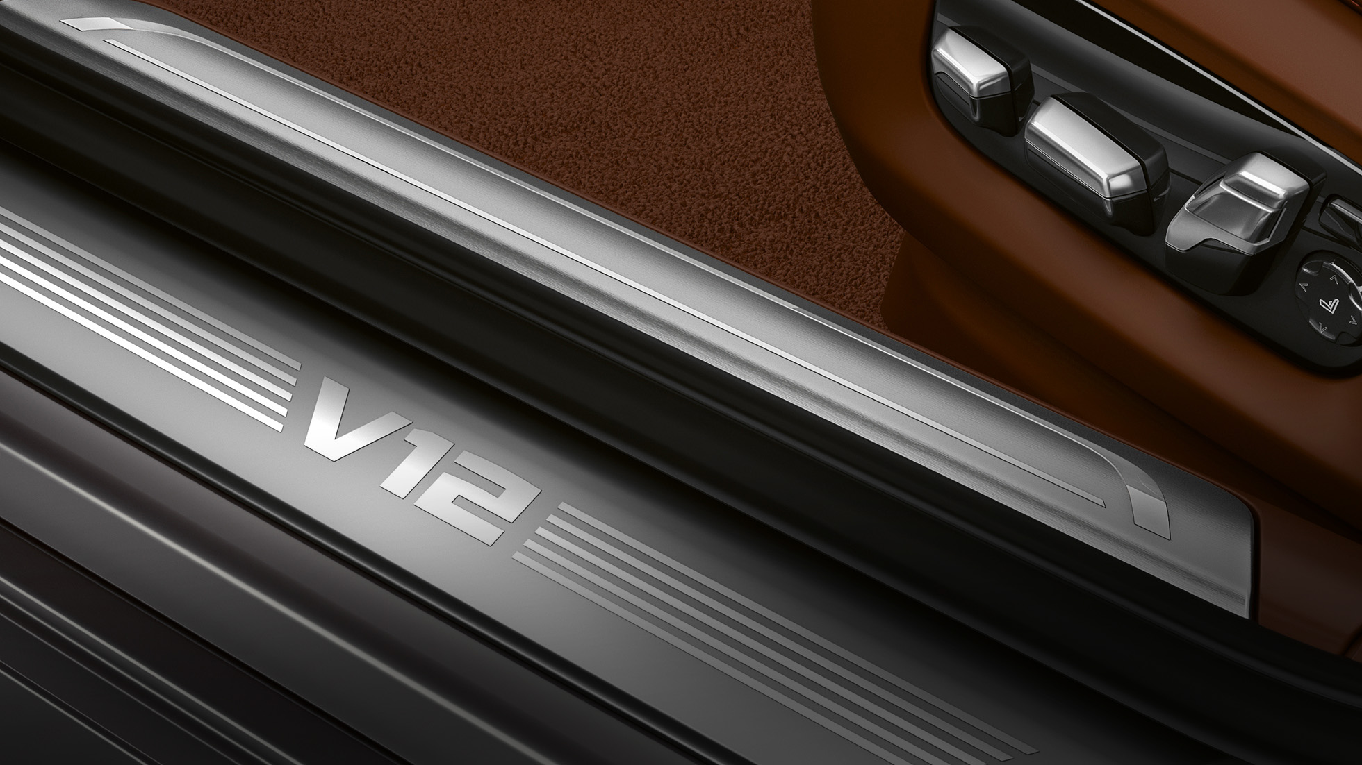 BMW Einstiegsleiste mit V12-Schriftzug BMW M760Li xDrive: Nahaufnahme der Einstiegsleiste mit V12-Schriftzug