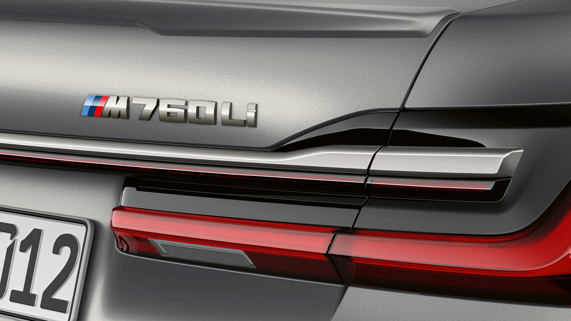 BMW 7er Limousine: Nahaufnahme des BMW M760Li Badge BMW 7er Limousine: Nahaufnahme des BMW M760Li Badge am Heck