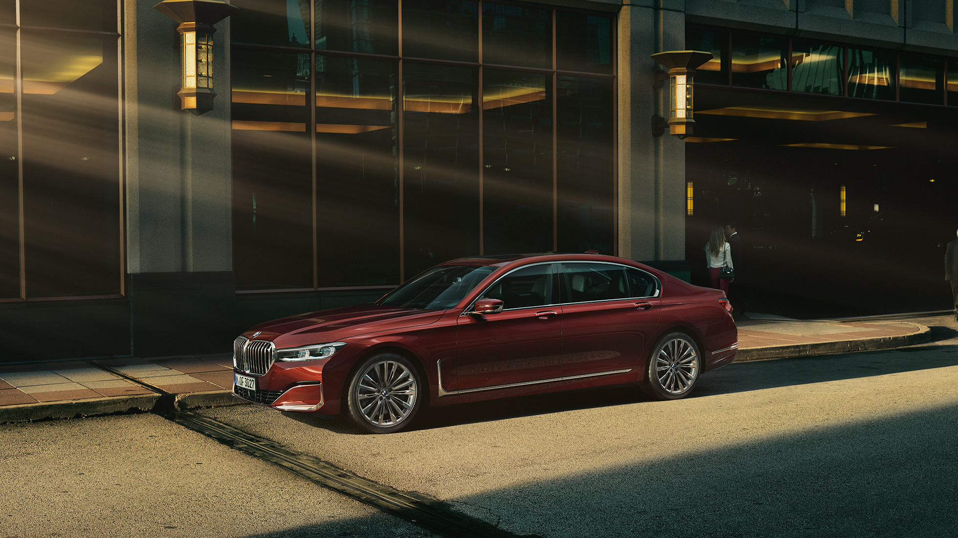 BMW Individual 7er Limousine, Seitenansicht BMW Individual 7er Limousine in rot in Seitenansicht vor urbaner Kulisse