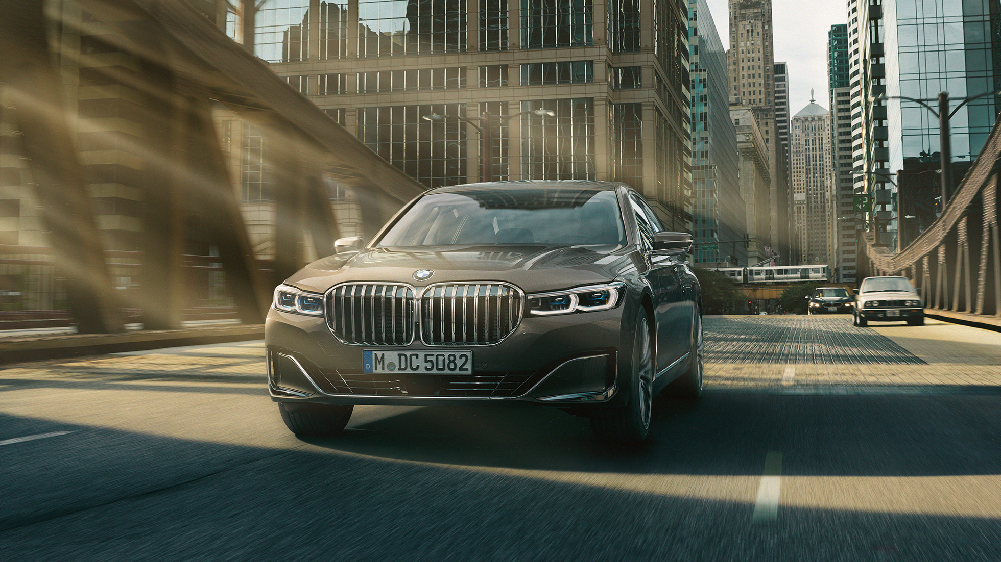 BMW 7er Limousine Fahrerassistenzsysteme Fahrerassistenzsysteme: BMW 7er Limousine fährt vor urbaner Kulisse