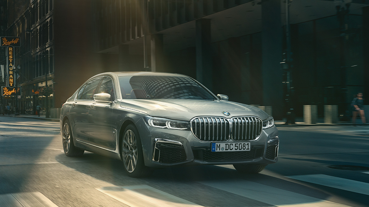 BMW 7er Limousine Driving Assistant Professional Driving Assistant Professional: Dreiviertelfrontaufnahme der BMW 7er Limousine fahrend vor urbaner Kulisse