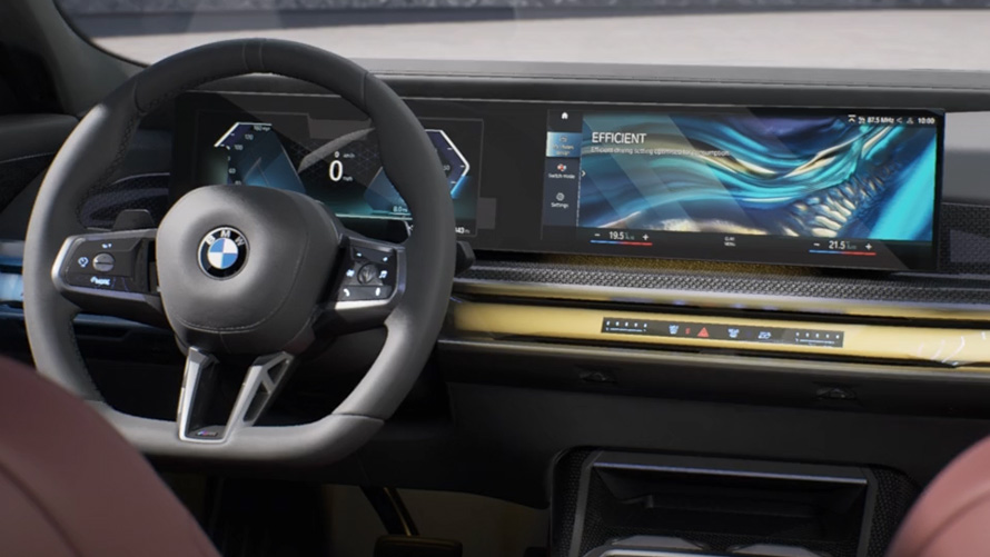 BMW 7er Limousine G70 ICE 740d xDrive M Sportpaket Dreiviertel-Heckansicht BMW 7er Limousine G70 ICE 740d xDrive M Sportpaket Dreiviertel-Heckansicht fahrend