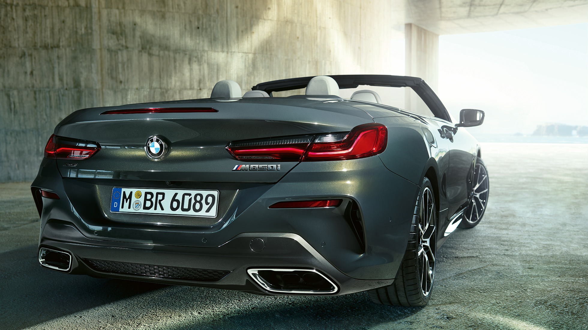 BMW M850i xDrive Dravitgrau metallic, Dreiviertel-Heckansicht rechts. BMW M850i xDrive Dravitgrau metallic, Dreiviertel-Heckansicht rechts.