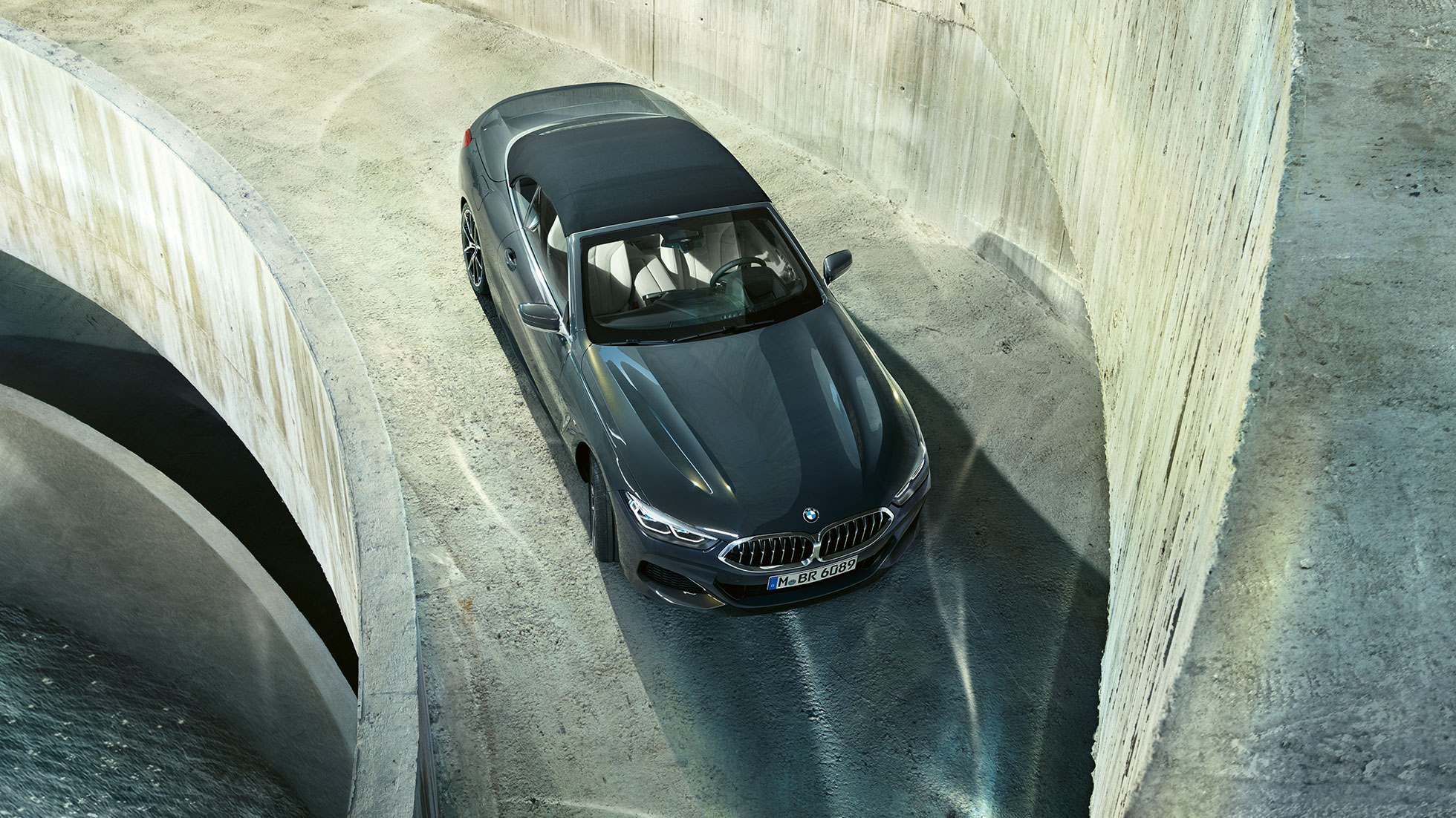 BMW M850i xDrive Dravitgrau metallic mit Stoffverdeck in Schwarz, Vogelperspektive. BMW M850i xDrive Dravitgrau metallic mit Stoffverdeck in Schwarz, Vogelperspektive.