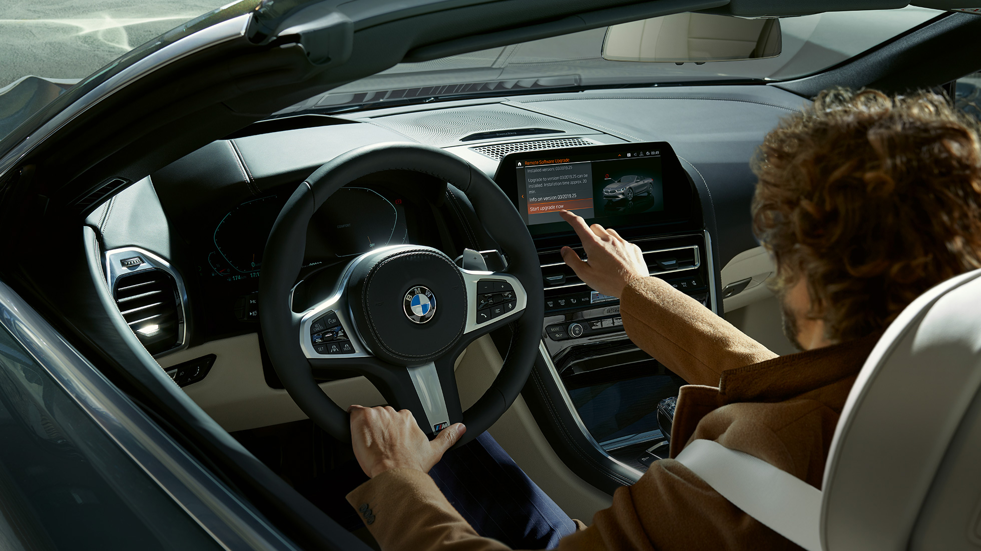 BMW M850i xDrive, Fahrer bedient BMW Live Cockpit Professional per Touchsteuerung. BMW M850i xDrive, Fahrer bedient BMW Live Cockpit Professional per Touchsteuerung.