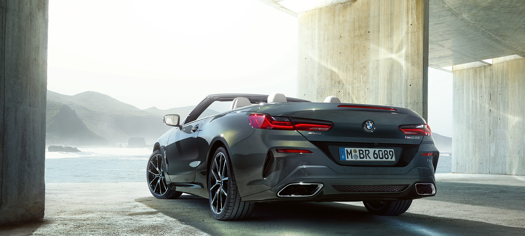 BMW M850i xDrive Dravitgrau metallic, Dreiviertelansicht hinten links. BMW M850i xDrive Dravitgrau metallic, Dreiviertelansicht hinten links.
