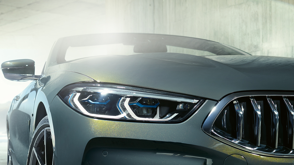 BMW M850i xDrive Dravitgrau metallic, Front mit BMW Laserlicht links. BMW M850i xDrive Dravitgrau metallic, Front mit BMW Laserlicht links.