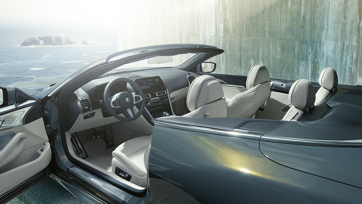 BMW M850i xDrive Dravitgrau metallic, Interieur, Stoffverdeck und Tür geöffnet. BMW M850i xDrive Dravitgrau metallic, Interieur, Stoffverdeck und Tür geöffnet.