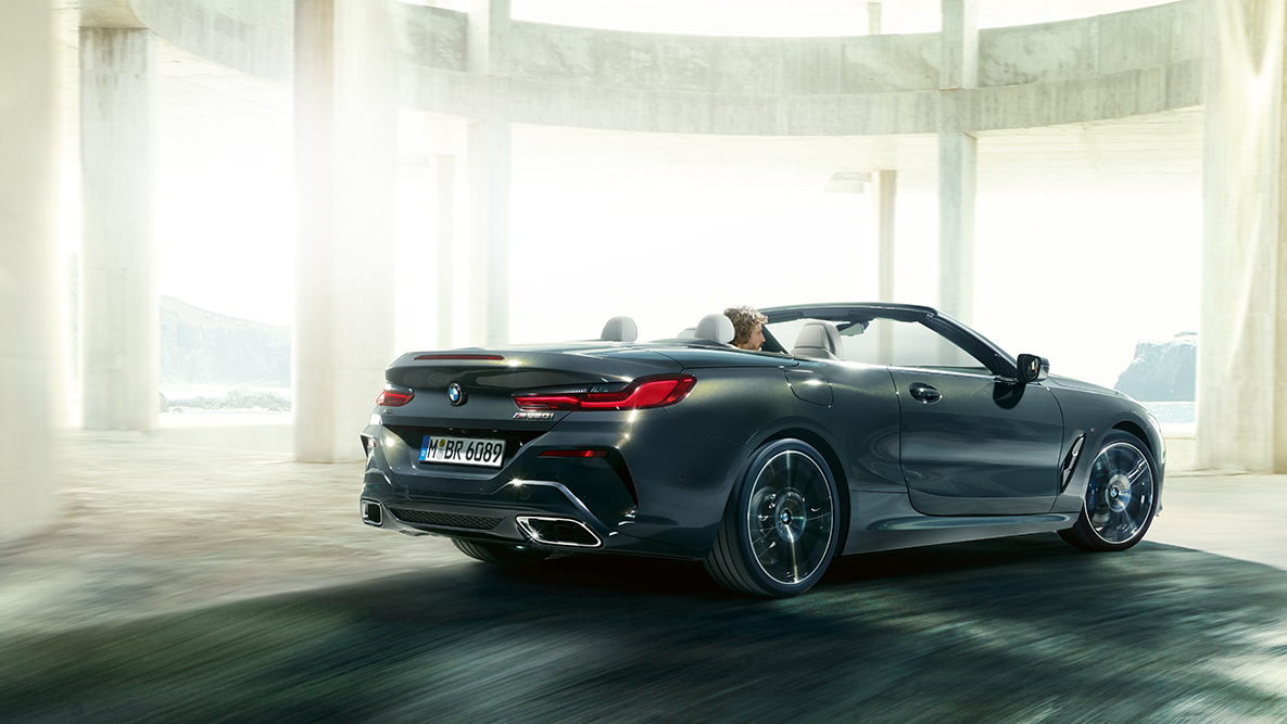 BMW M850i xDrive mit geöffnetem Verdeck, fahrend, Seitenansicht. BMW M850i xDrive mit geöffnetem Verdeck, fahrend, Seitenansicht.