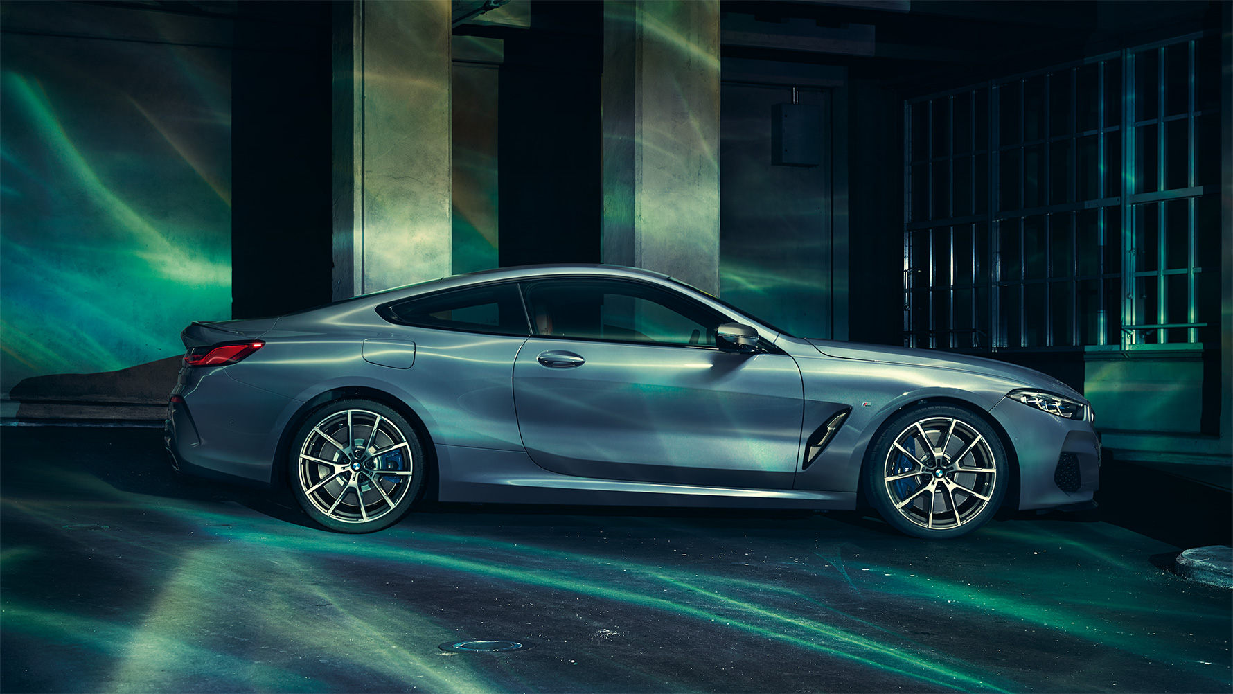 BMW 8er, Seitenansicht Standaufnahme des BMW 8er Coupé aus seitlicher Perspektive vor urbaner Kulisse.
