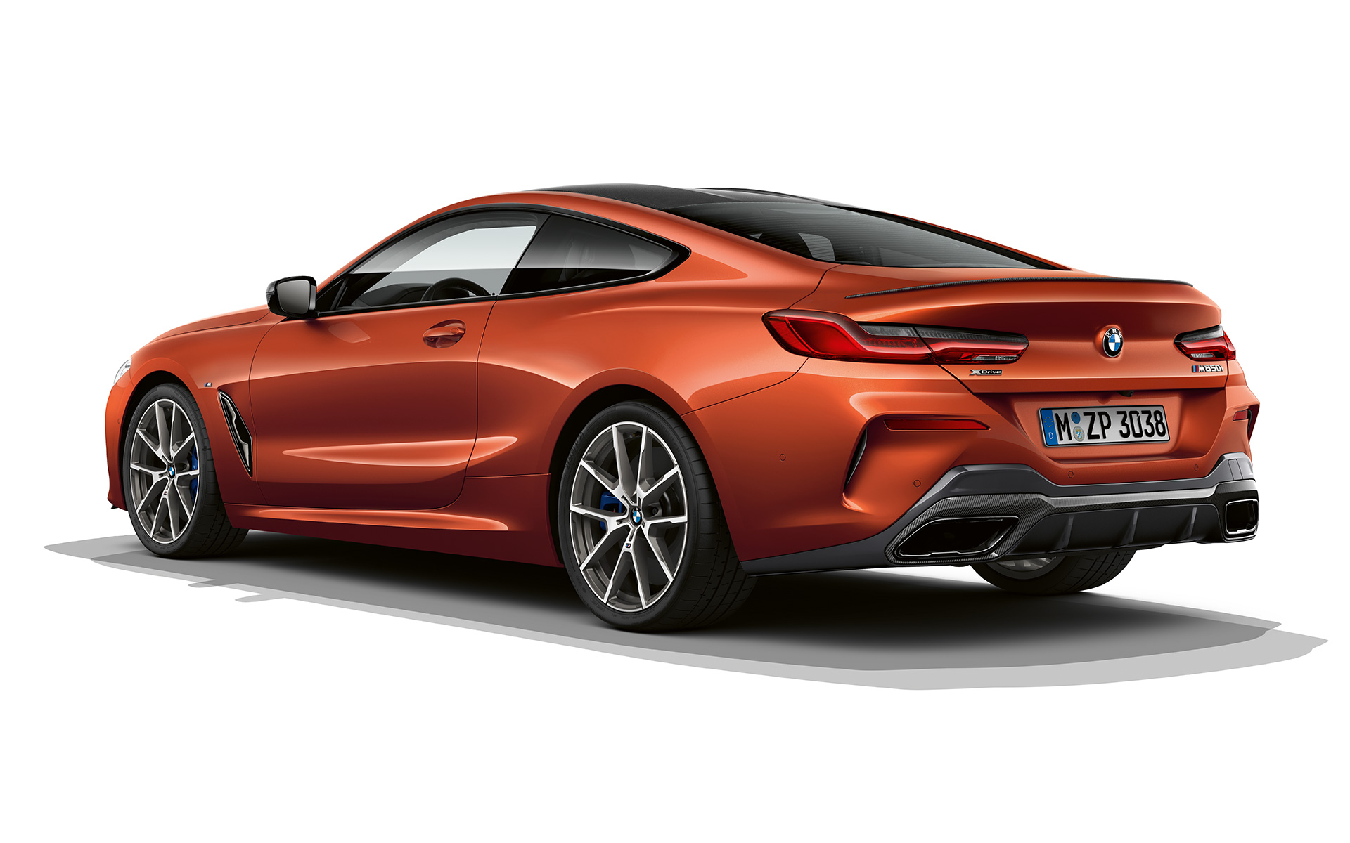 BMW 8er Coupé, Sunset Orange metallic Standaufnahme des BMW 8er Coupé in Sunset Orange metallic vor weißem Hintergrund.