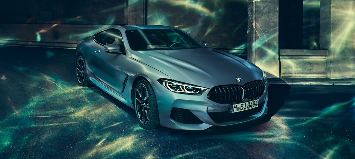 BMW M850i Coupé First Edition, Dreiviertel-Front Das BMW M850i Coupé First Edition steht in Dreiviertelfrontansicht vor urbaner Kulisse