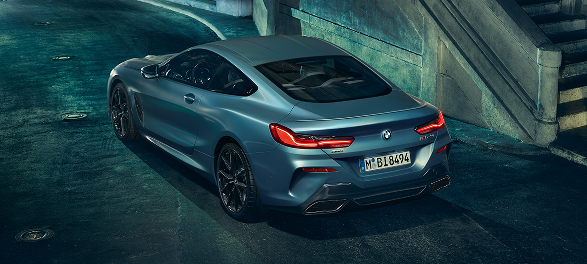 BMW M850i Coupé First Edition, Dreiviertel-Heck Das BMW M850i Coupé First Edition steht in Dreiviertelheckansicht vor urbaner Kulisse