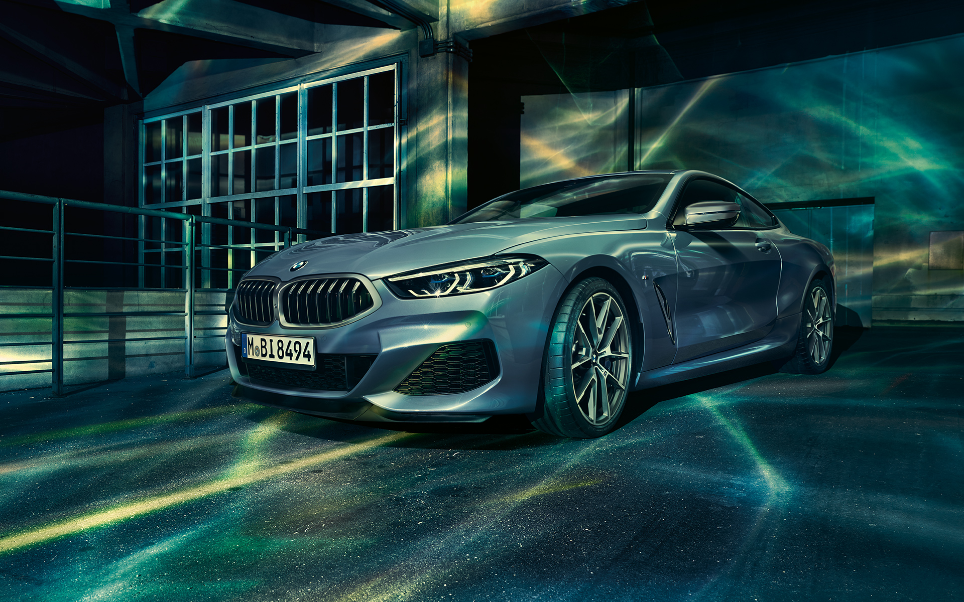 BMW 8er Coupé, Dreiviertel-Front rechts Rechte Dreiviertel-Front-Standaufnahme des BMW 8er Coupé in urbaner Kulisse.