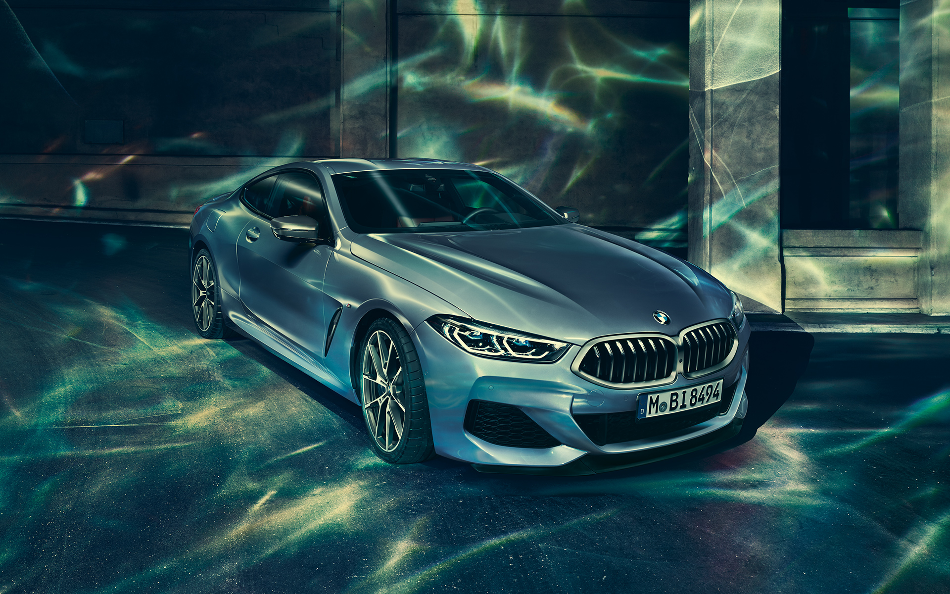 BMW 8er Coupé, Dreiviertel-Front links Linke Dreiviertel-Front-Standaufnahme des BMW 8er Coupé in urbaner Kulisse.