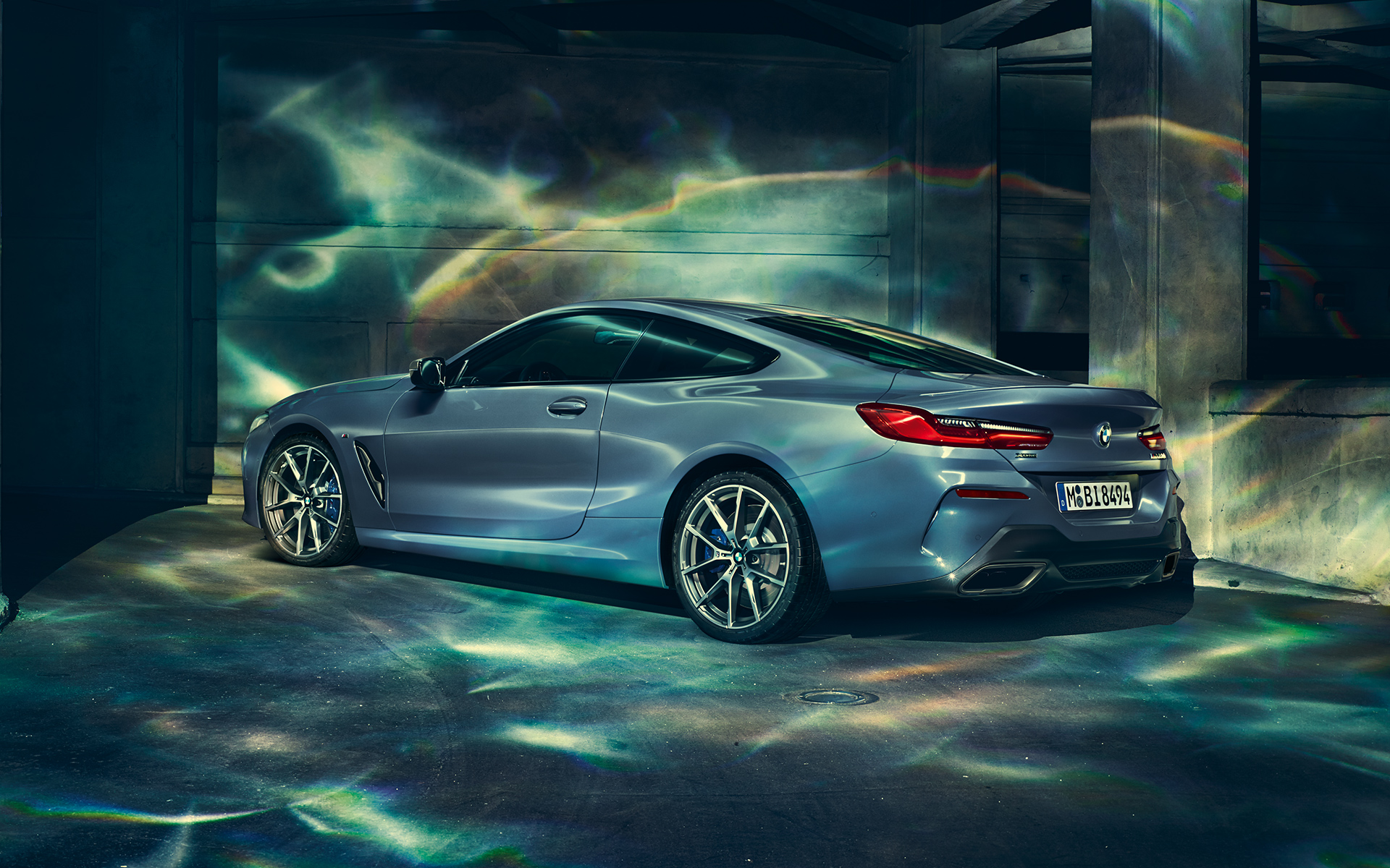 BMW 8er Coupé, links Linke Seitenaufnahme des BMW 8er Coupé in urbaner Kulisse.