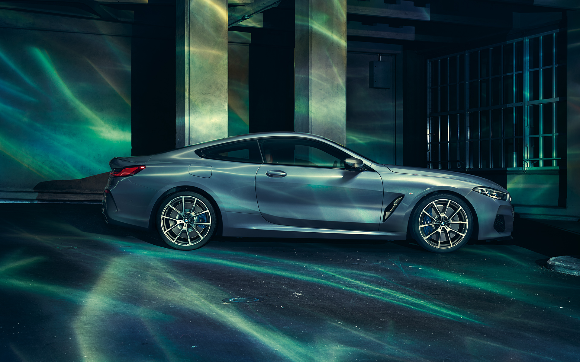 BMW 8er Coupé, rechts Rechte Seitenaufnahme des BMW 8er Coupé in urbaner Kulisse.