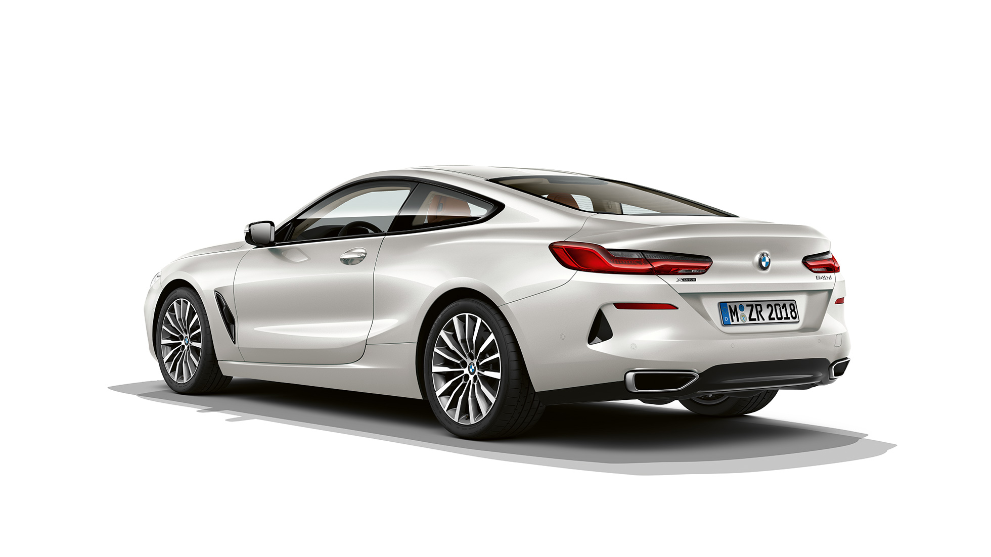 BMW 8er Coupé, Dreiviertel-Hechansicht. BMW 8er Coupé, Mineralweiß metallic, Dreiviertel-Hechansicht.