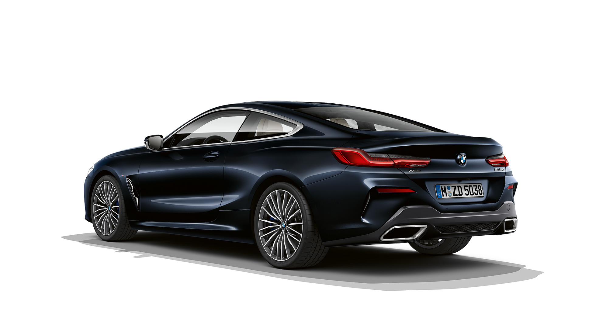BMW 8er Coupé, Dreiviertel-Heckansicht. BMW 8er Coupé, Carbonschwarz metallic, Dreiviertel-Heckansicht.