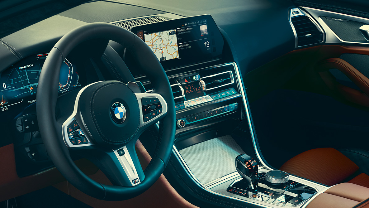 BMW 8er Coupé, Cockpit. Nahaufnahme des BMW 8er Coupé Cockpits.