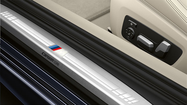 BMW 8er Coupé, Einstiegsleiste mit M Logo. Nahaufnahme der Einstiegsleiste des BMW 8er Coupé mit M Logo.