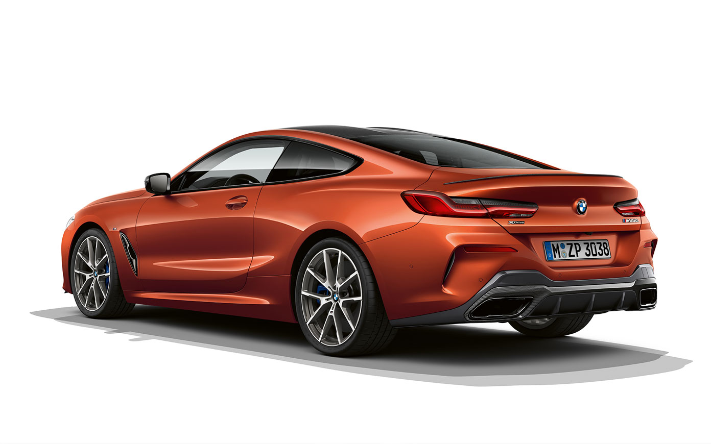 BMW 8er Coupé, Sunset Orange metallic. Standaufnahme des BMW 8er Coupé in Sunset Orange metallic vor weißem Hintergrund.