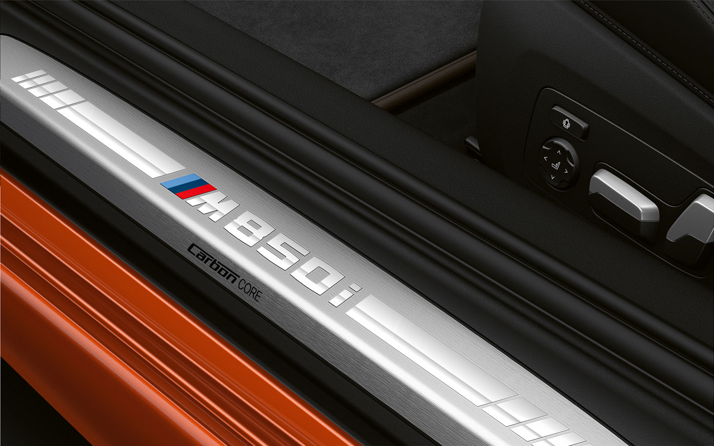 BMW 8er Coupé, Einstiegsleiste M850i. Nahaufnahme der Einstiegsleiste des BMW 8er Coupé mit M850i Logo.