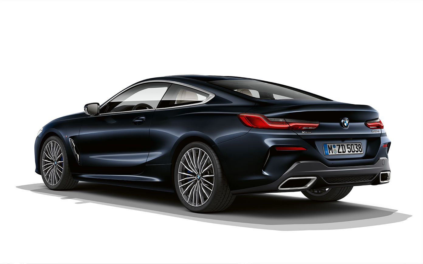 BMW 8er Coupé, Carbonschwarz metallic. Standaufnahme des BMW 8er Coupé in Carbonschwarz metallic vor weißem Hintergrund.