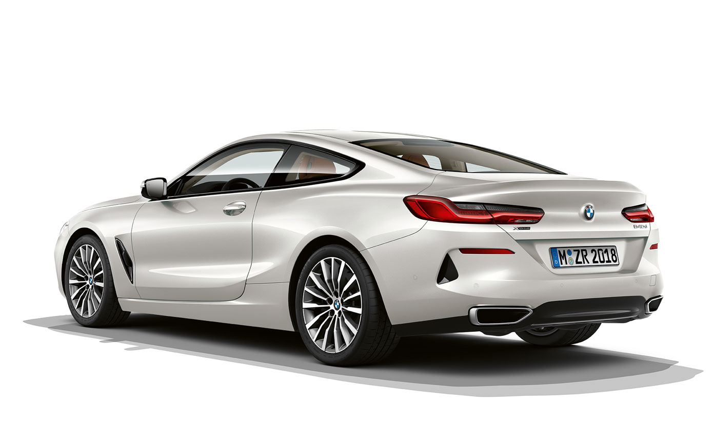 BMW 8er Coupé, Mineralweiß metallic. Standaufnahme des BMW 8er Coupé in Mineralweiß metallic vor weißem Hintergrund.