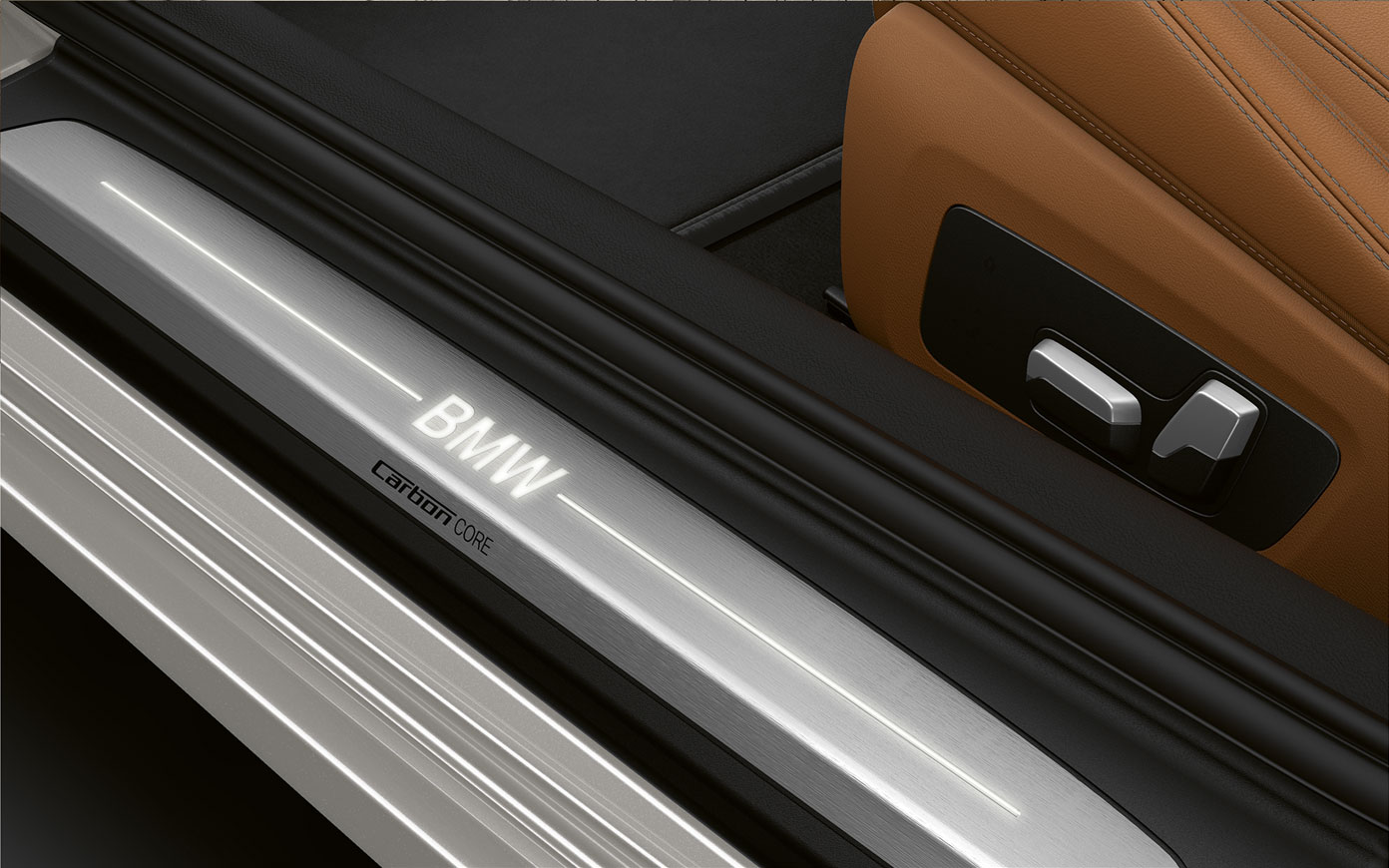 BMW 8er Coupé, Einstiegsleiste mit BMW Logo. Nahaufnahme der Einstiegsleiste des BMW 8er Coupé mit BMW Logo.