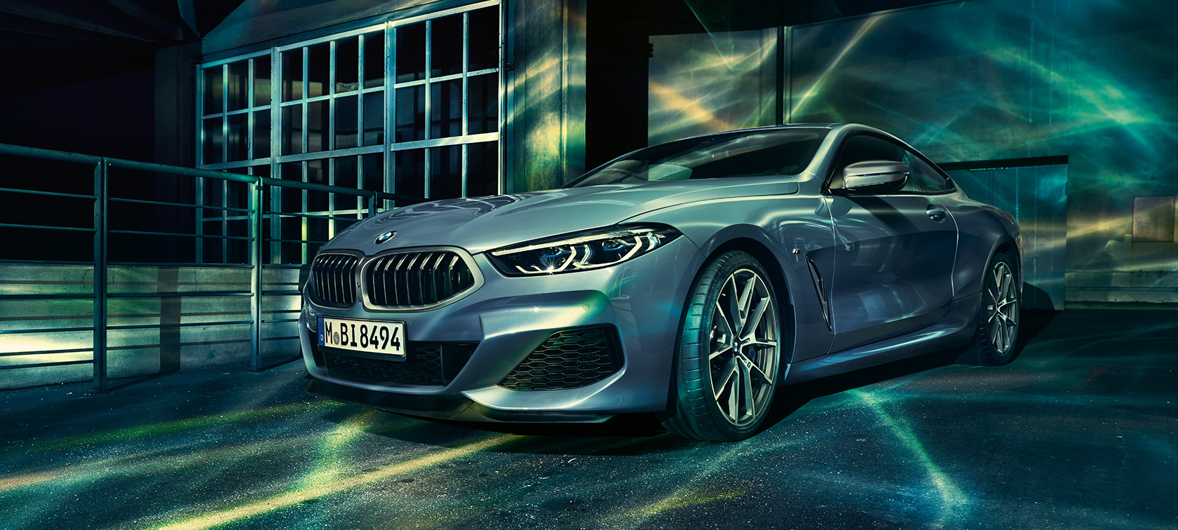 Das BMW 8er Coupé, Dreiviertelfrontschuss. Das BMW 8er Coupé, Dreiviertelfrontschuss, vor Industriegebäude.