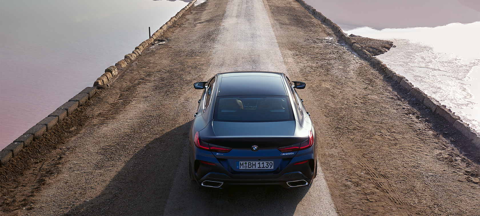 Das BMW M850i xDrive Gran Coupé G16 LCI Facelift 2022 BMW Individual Frozen Tanzanite Blue metallic rear from bird’s eye view Das BMW M850i xDrive Gran Coupé G16 LCI Facelift 2022 BMW Individual Frozen Tanzanite Blue metallic rear from bird’s eye view