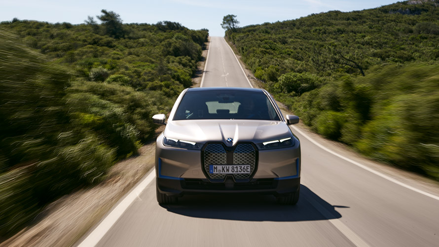 BMW iX Frontansicht auf der Straße BMW iX Kaschmirsilber i20 Frontansicht auf der Straße