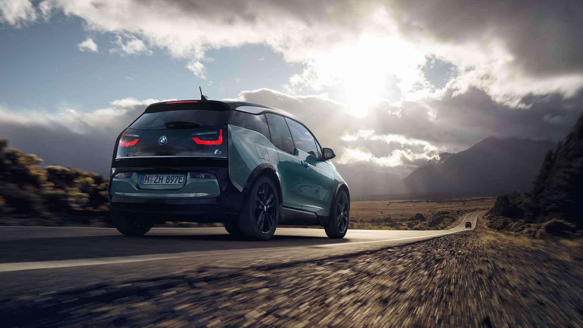 BMW i3 2018 Jucarobeige Dreiviertel-Heckansicht fahrend auf Landstraße BMW i3 I01 2018 Jucarobeige mit Akzent Frozen Grey metallic Dreiviertel-Heckansicht fahrend auf Landstraße