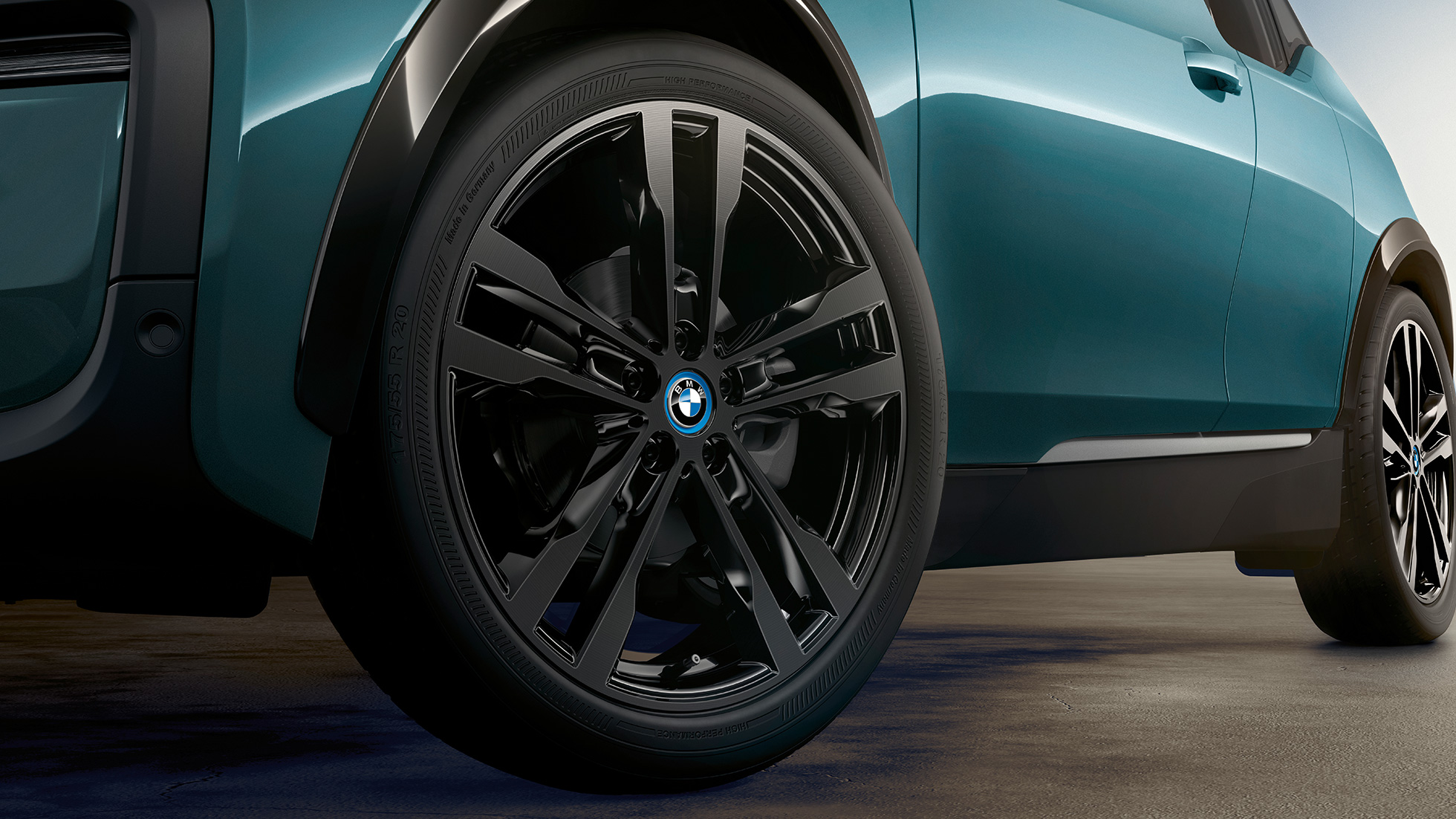 BMW i3 2018 Leichtmetallrad BMW i3 I01 2018 Jucarobeige mit Akzent Frozen Grey metallic Nahaufnahme Leichtmetallrad Felge