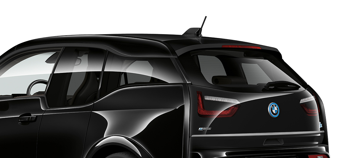 BMW i3s Edition RoadStyle 2019 Dreiviertel-Heckansicht BMW i3s Edition RoadStyle 2019 I01 Fluid Black mit E-Copper-Akzenten Dreiviertel-Heckansicht
