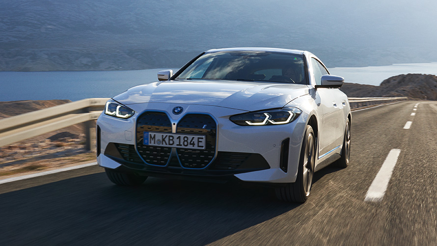 Dreiviertel-Frontansicht BMW i4 eDrive40 G26 2021 fahrend BMW i4 eDrive40 G26 2021 Mineralweiß Dreiviertel-Frontansicht fahrend