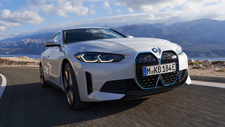 Dreiviertel-Frontansicht BMW i4 eDrive40 G26 2021 fahrend BMW i4 eDrive40 G26 2021 Mineralweiß Dreiviertel-Frontansicht fahrend