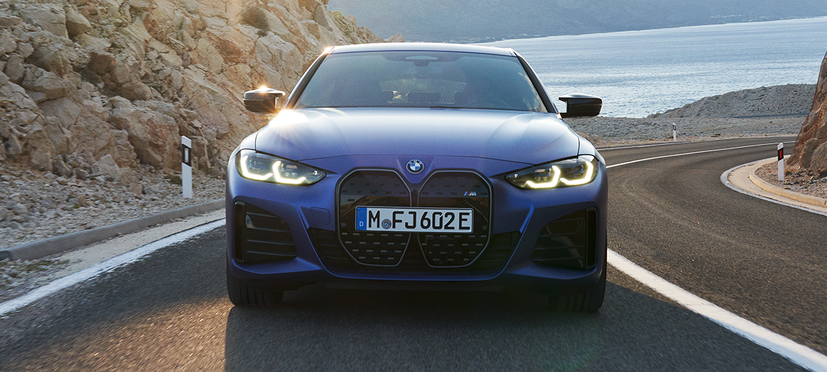 Frontansicht BMW i4 M50 G26 2021 fahrend BMW i4 M50 G26 2021 M Portimao Blau metallic Frontansicht fahrend auf der Straße