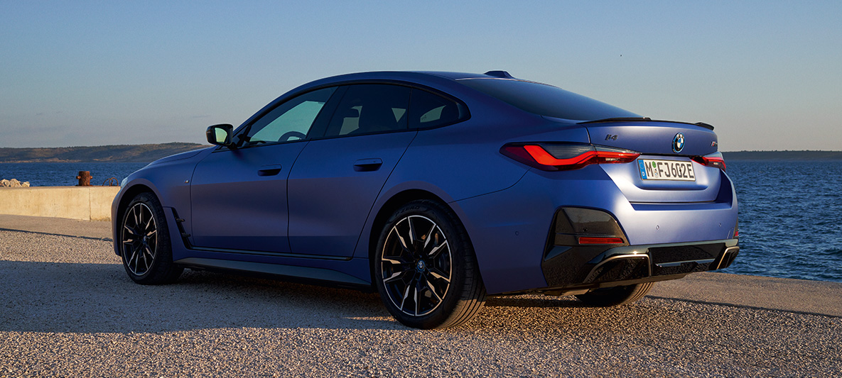Dreiviertel-Heckansicht BMW i4 M50 G26 2021 BMW i4 M50 G26 2021 M Portimao Blau metallic Dreiviertel-Heckansicht am Kai