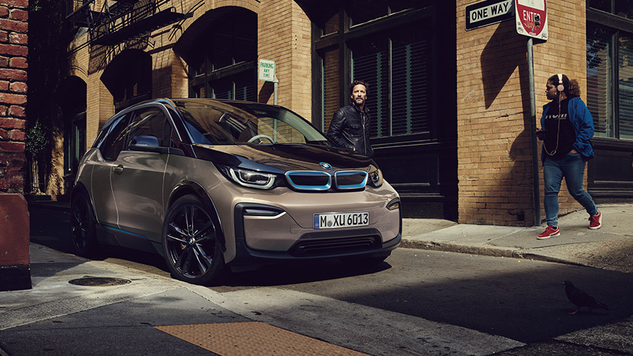 BMW i3 I01 erste Generation Dreiviertel-Frontansicht in Gasse BMW i Modelle BMW i3 I01 erste Generation Dreiviertel-Frontansicht in Gasse