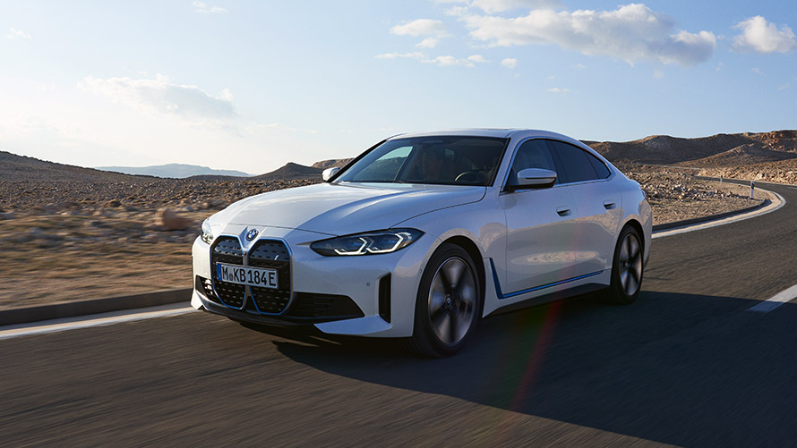 BMW i Modelle BMW i4 G26 erste Generation Dreiviertel-Frontansicht fahrend BMW i4 G26 erste Generation Dreiviertel-Frontansicht fahrend