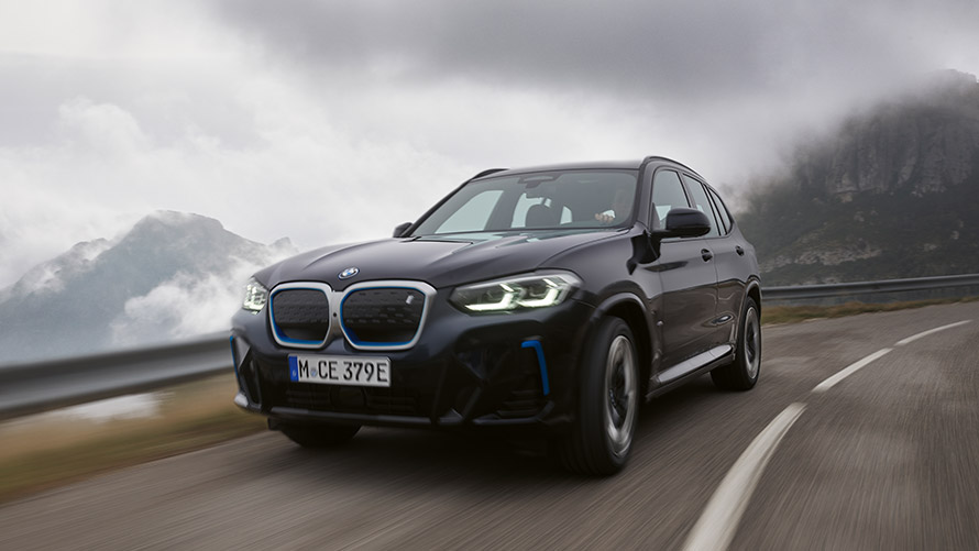 BMW iX3 G08 erste Generation Dreiviertel-Seitenansicht stehend BMW X Modelle BMW iX3 G08 erste Generation Dreiviertel-Seitenansicht stehend