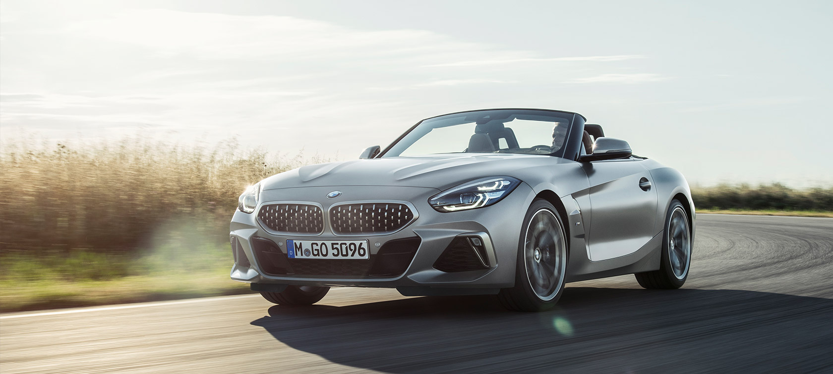 Dreiviertel-Frontansicht BMW Z4 M40i Roadster G29 BMW Z4 M40i Roadster G29 2019 Cabrio BMW Individual Frozen Grey metallic fahrend Dreiviertel-Frontansicht