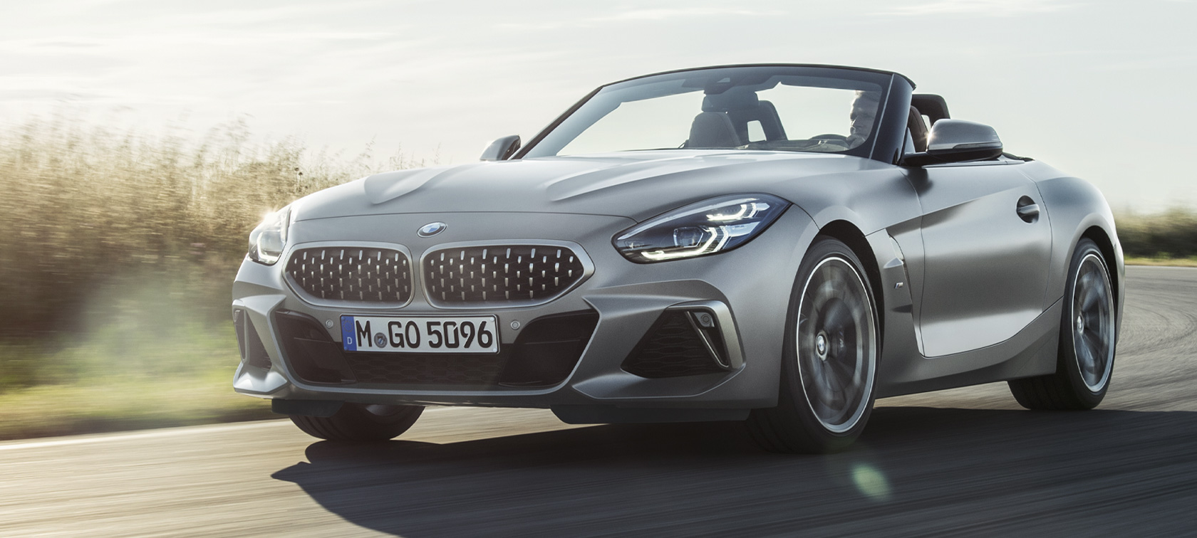 Dreiviertel-Frontansicht BMW Z4 M40i Roadster G29 BMW Z4 M40i Roadster G29 2019 BMW Individual Frozen Grey metallic fahrend Dreiviertel-Frontansicht