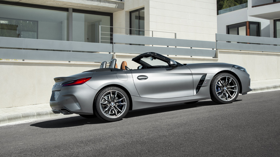 BMW Z4 M40i Roadster G29 Seitenansicht vor Gebäude BMW Z4 M40i Roadster G29 Seitenansicht vor Gebäude