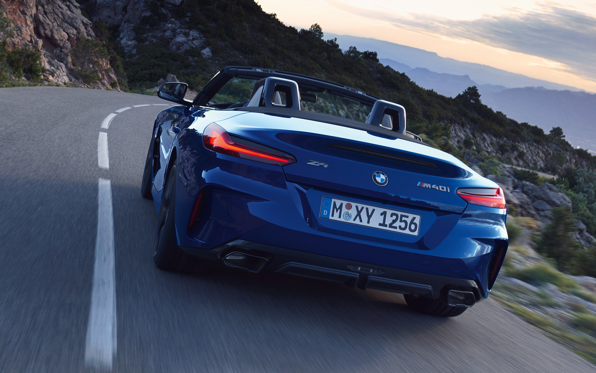 BMW Z4 M40i G29 2022 Portimaoblau sportliche Dreiviertel-Frontansicht