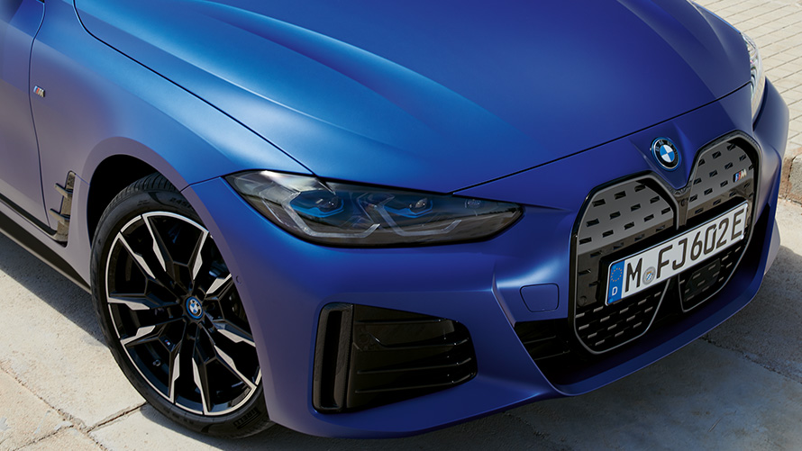 BMW i4 M50 G26 2021 BMW Individual Frozen Portimao Blau metallic Dreiviertel-Frontansicht Draufsicht